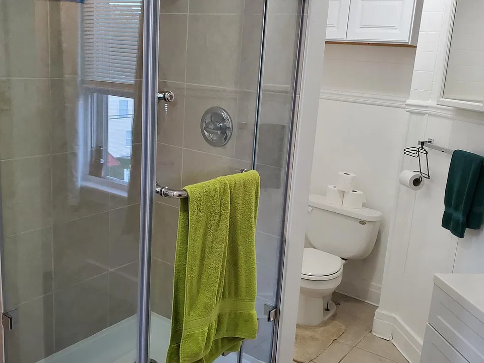 Bathroom, stand up shower