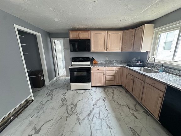 2nd image of 28 Vernon Ct #28
