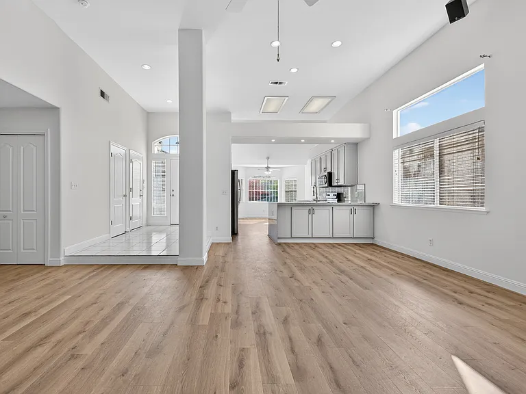 10291 N Whitney Ave — Photo 6