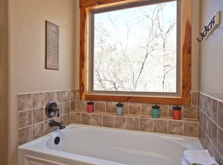 357 Lakeshore Rd, Eureka Springs, AR 72631