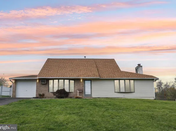 63 Tinsel Rd, Levittown, PA 19056