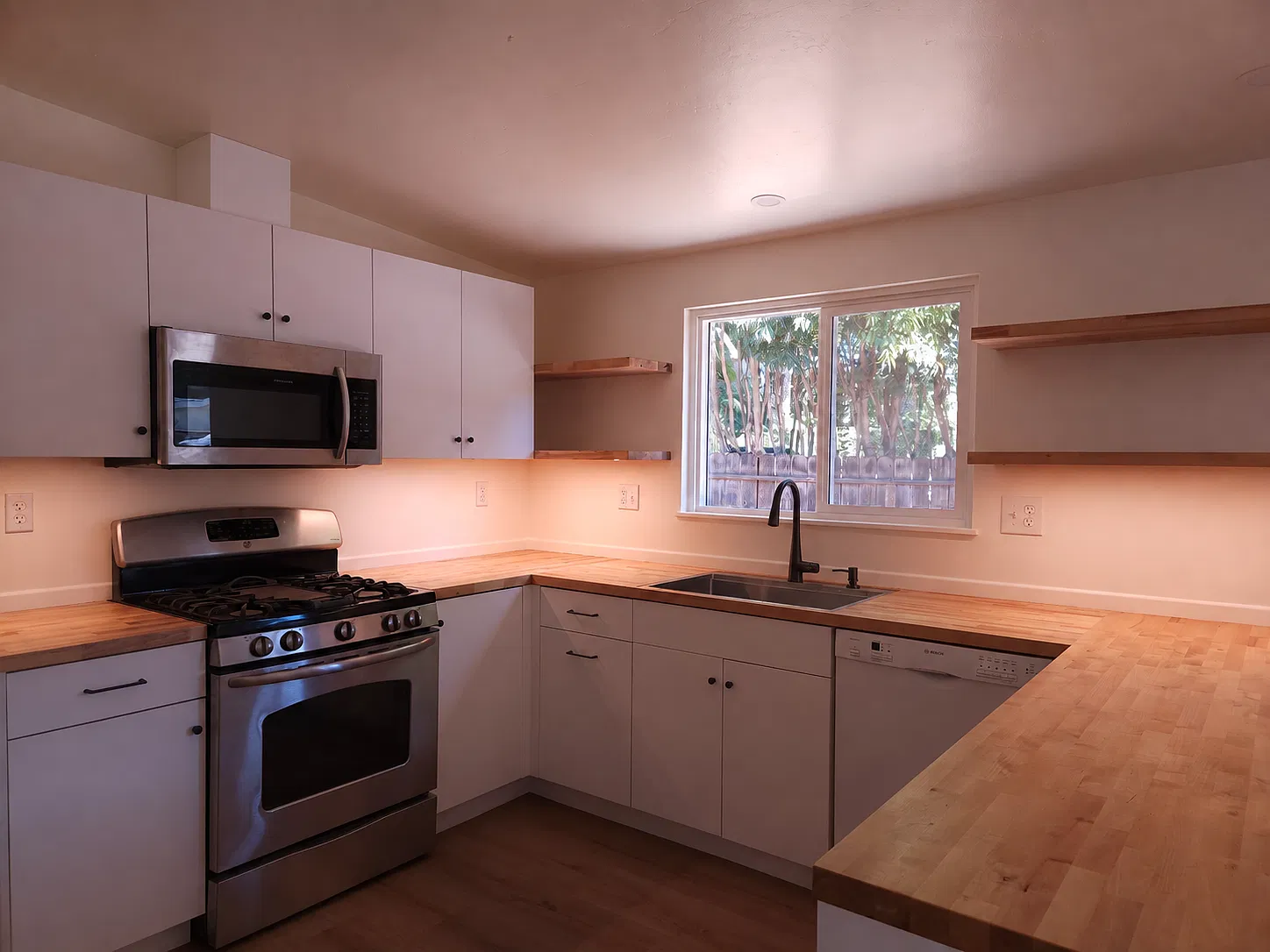 2 bed, 900 sqft, $4,500 — Photo 2