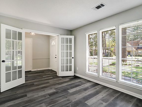 3rd image of 2043 Parkdale Dr