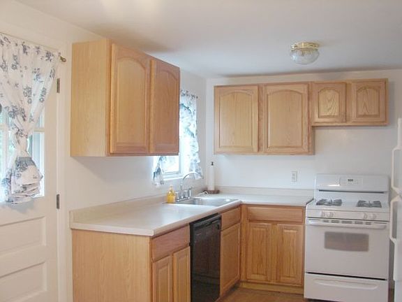 4th image of 16 Village Green Dr