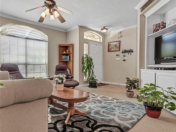 4th image of 221 Navarro Dr