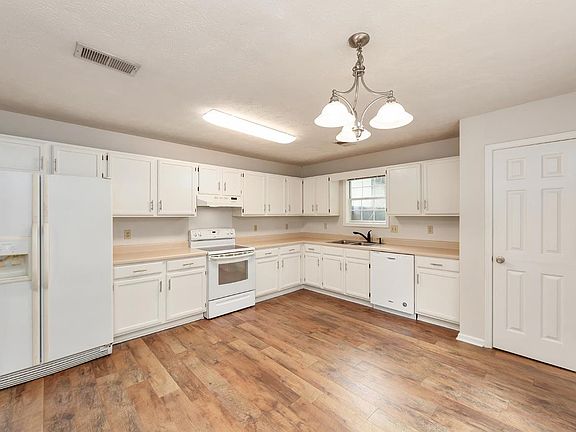 2nd image of 108 Beinville St