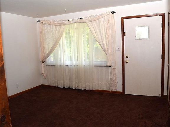 4th image of 25 Barksdale Ave