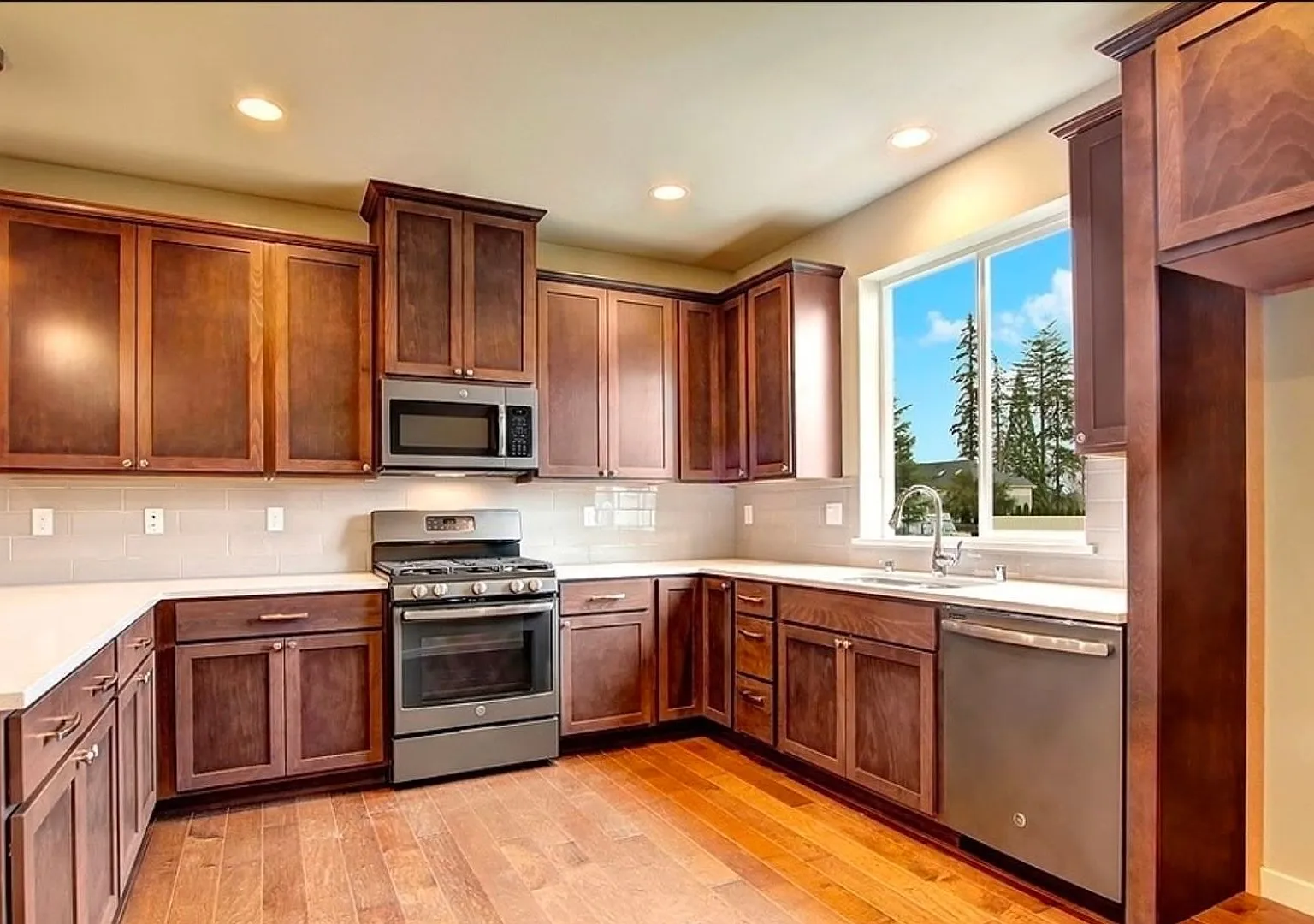 Spacious 3BD/2.5BA Townhouse in Edmonds! — Photo 1