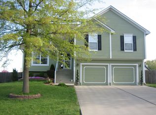 912 SE 11th St, Lees Summit, MO 64081