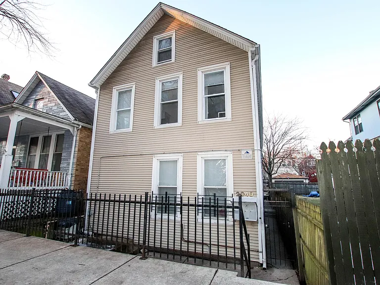 2040 W Charleston St #1R — Photo 1