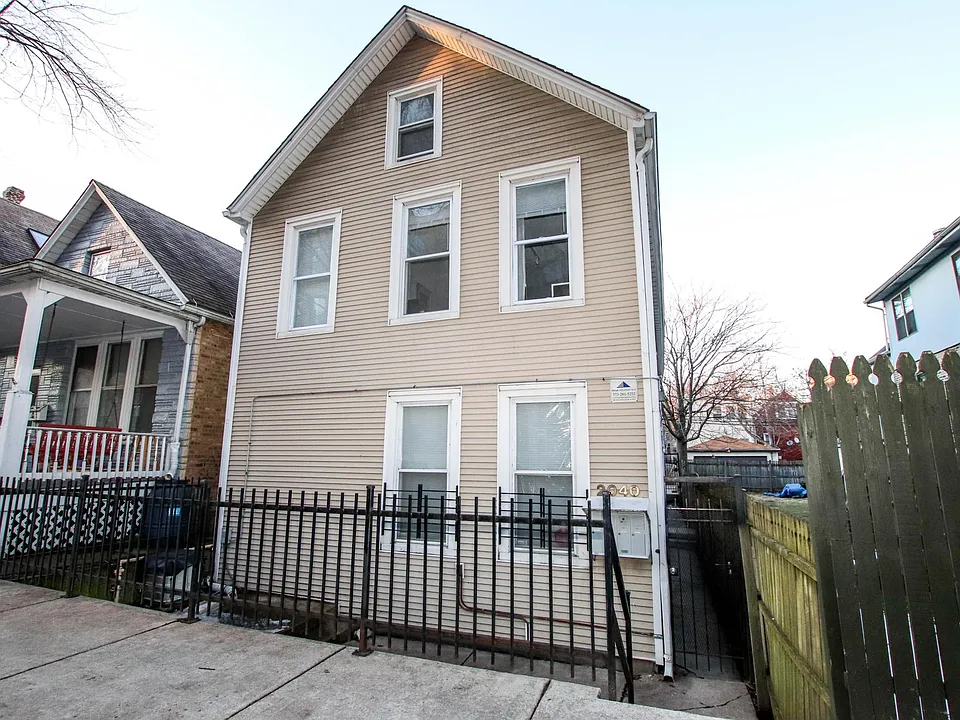 2040 W Charleston St #2R