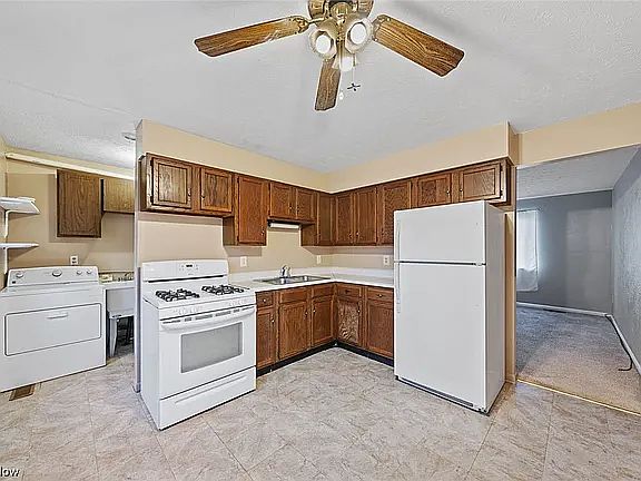 Kitchen & dining area