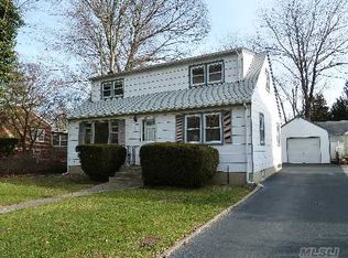 22 Kellogg Pl, Huntington Station, NY 11746