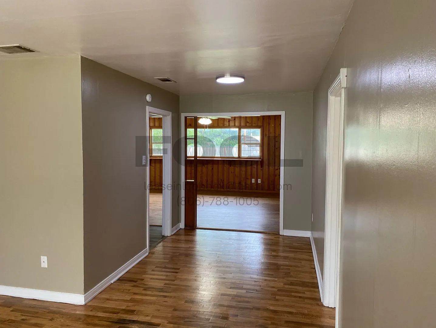 Large 2/1/1 in Tech Terrace - 3112 33rd Street — Photo 2