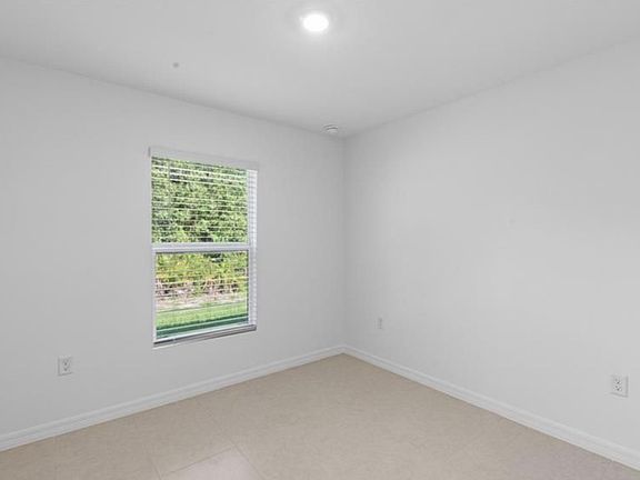 4th image of 334 Pinehurst Ave