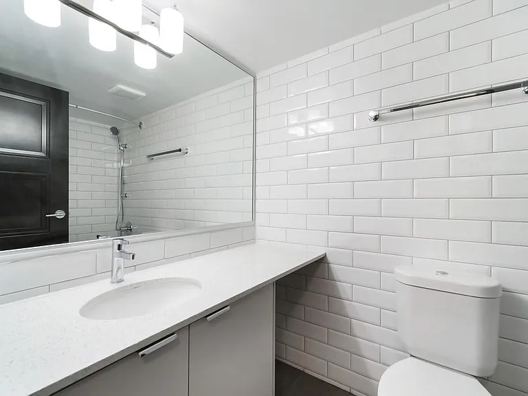 945 Jervis St #105 — Photo 12