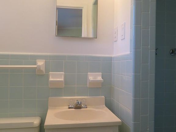 4th image of 1077 W Walthal Cir