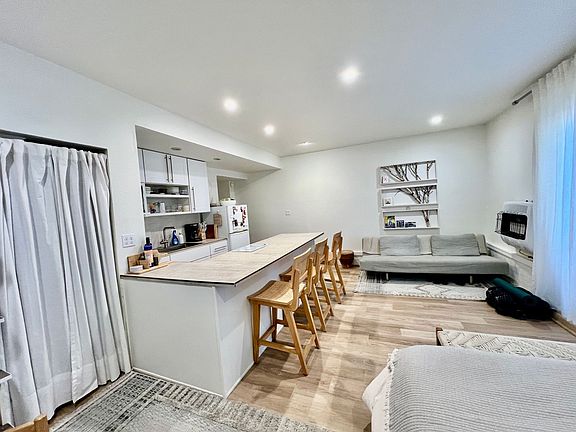 4th image of 724 Peralta Ave