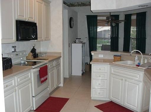 Spacious Kitchen with breakfast nook