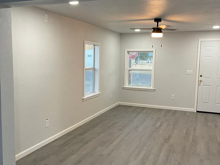 1409 E Wall St — Photo 5