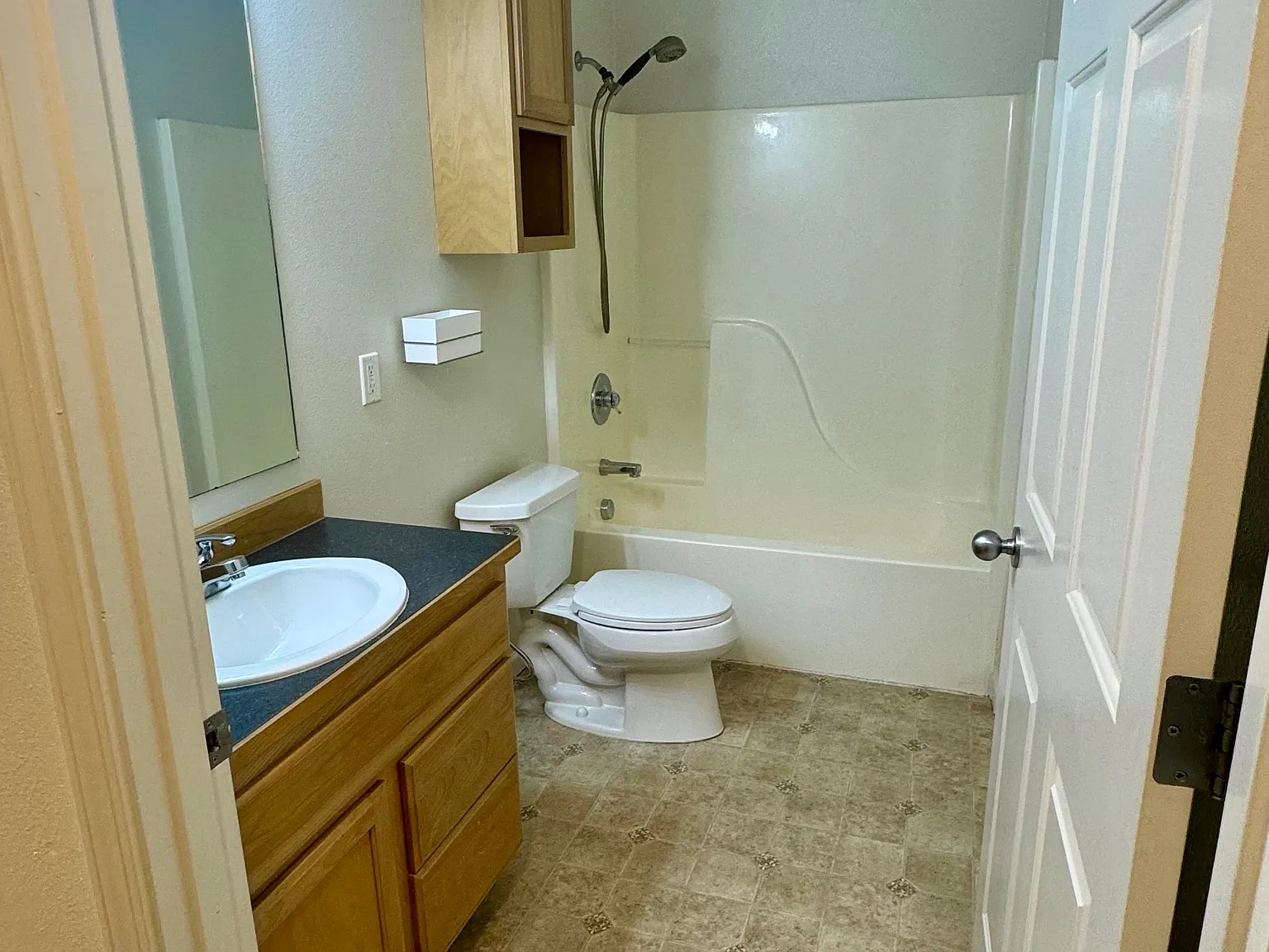 2 bed, 1.0 bath, 1000 sqft, $1,350 — Photo 2