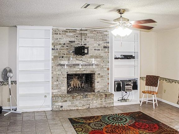 2nd image of 207 Sussex Dr