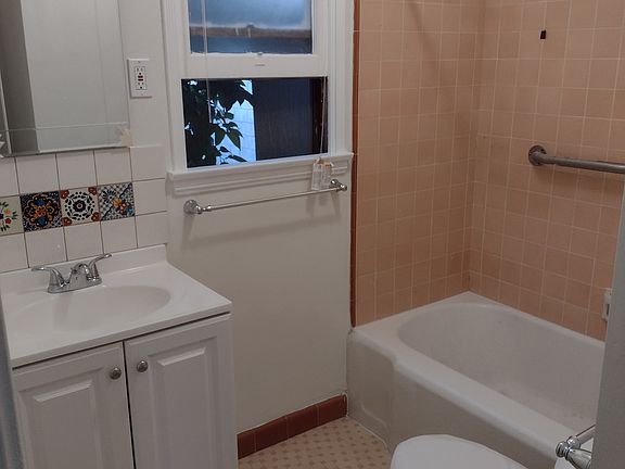 Nice bathroom.