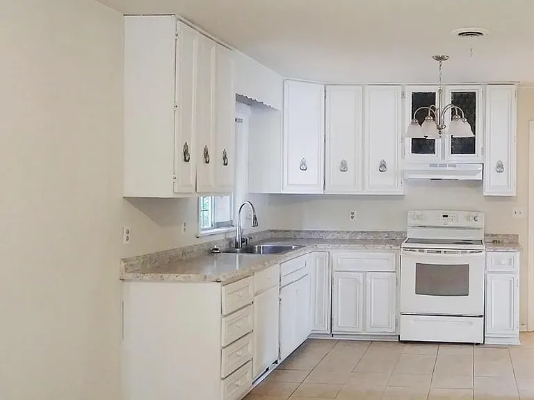 2602 Shalimar Dr — Photo 3