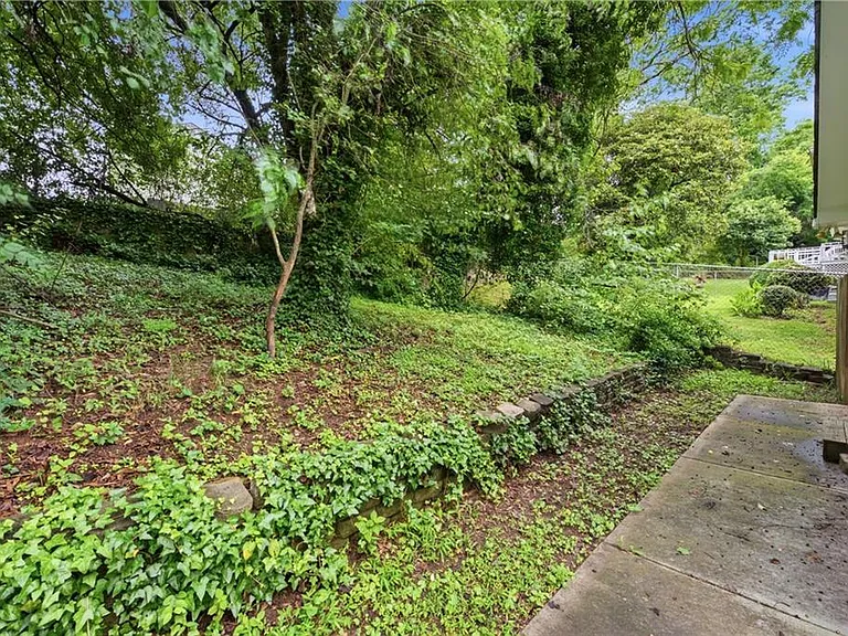 226 Thornton St SW — Photo 14