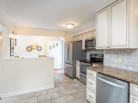 5th image of 1028 S Dogwood Dr