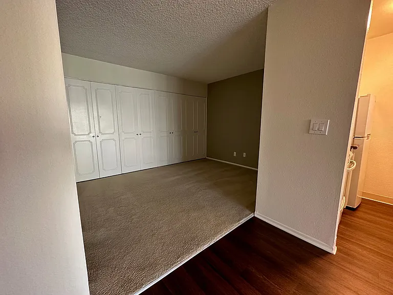 Versailles on the Lake Apartments — Photo 72