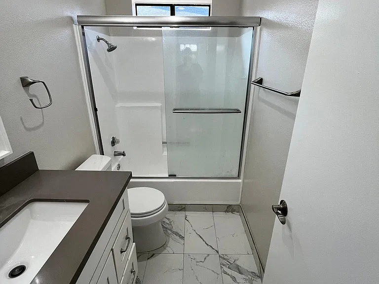 En-suite bathroom in master bedroom