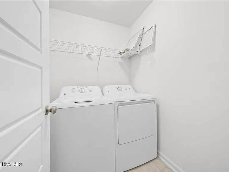 423 Bassett Ln — Photo 28