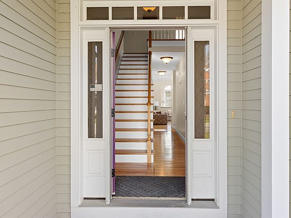 4th image of 8 Ridgeway Cir