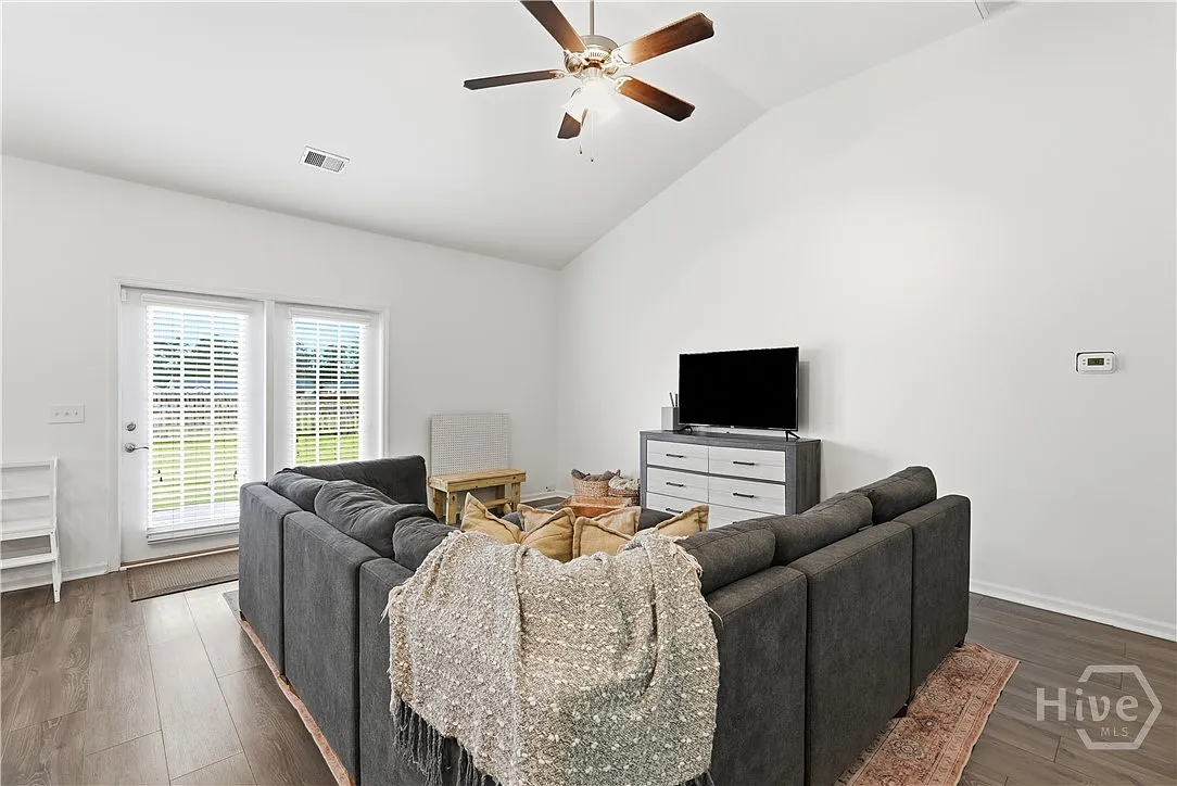 3 bed, 2.0 bath, 1734 sqft, $2,100 — Photo 4
