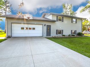 903 Willow Dr, Aberdeen, SD 57401