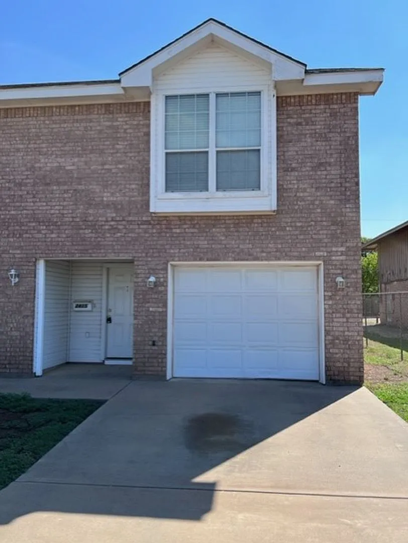 3 Bed, 1.5 Bath Townhouse — Photo 4