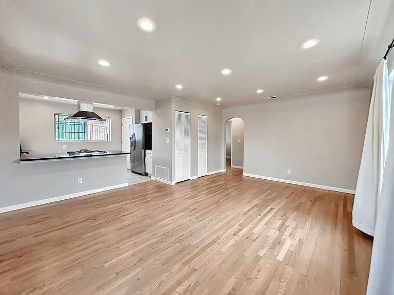 Sloan's Lake: 2-Bedroom Unit With High-End Finishes — Photo 4