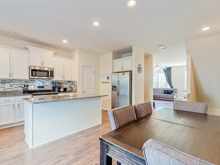 8335 Daydream Cres — Photo 8