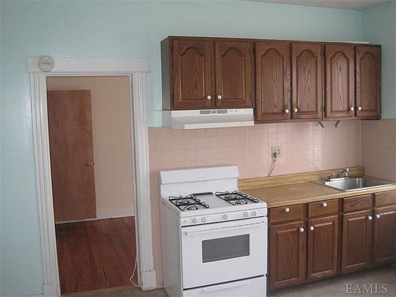 3rd image of 125 Webster Ave