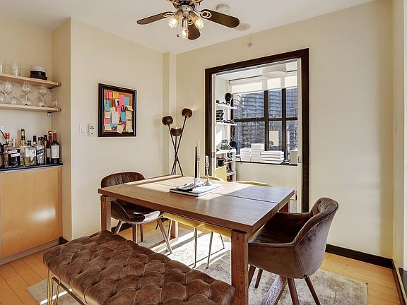 3rd image of 989 Beatty St #1506