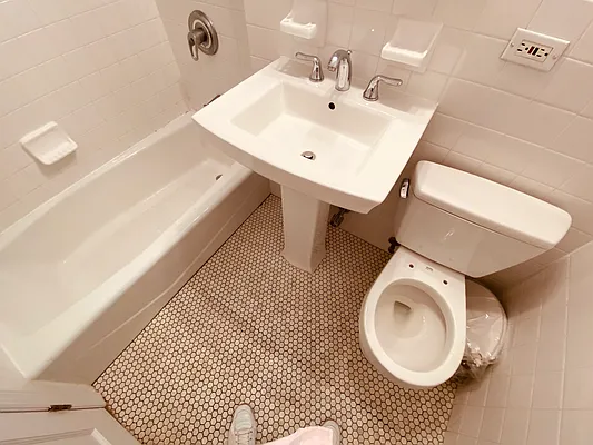 Rented by Metropolis Real Estate of Manhattan | media 11