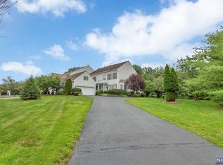 108 Twinberry Ct, Paramus, NJ 07652
