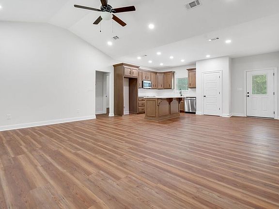 4th image of 305 W Pope St