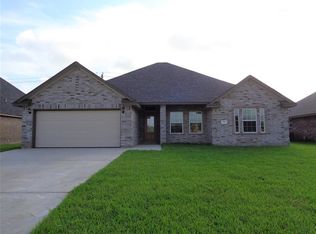 216 Yorktown Ave, Clute, TX 77531