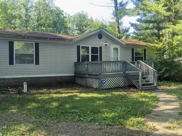 801 W Maplecrest Dr, Sanford, MI 48657