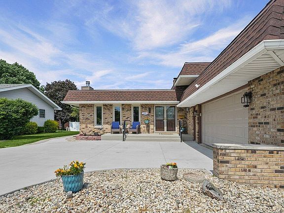 3rd image of 1045 Heather Ln