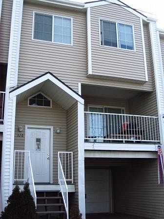 1st image of 318 NE Whitman St