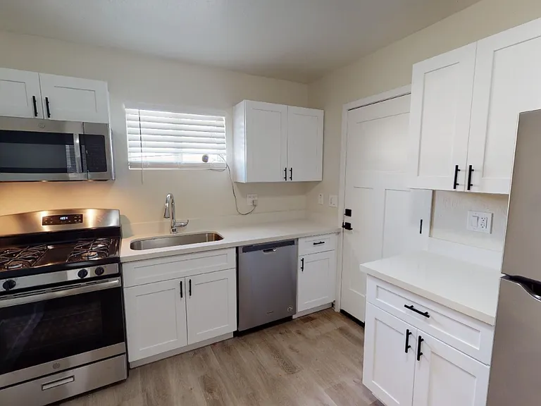 906 E Roma Ave — Photo 49