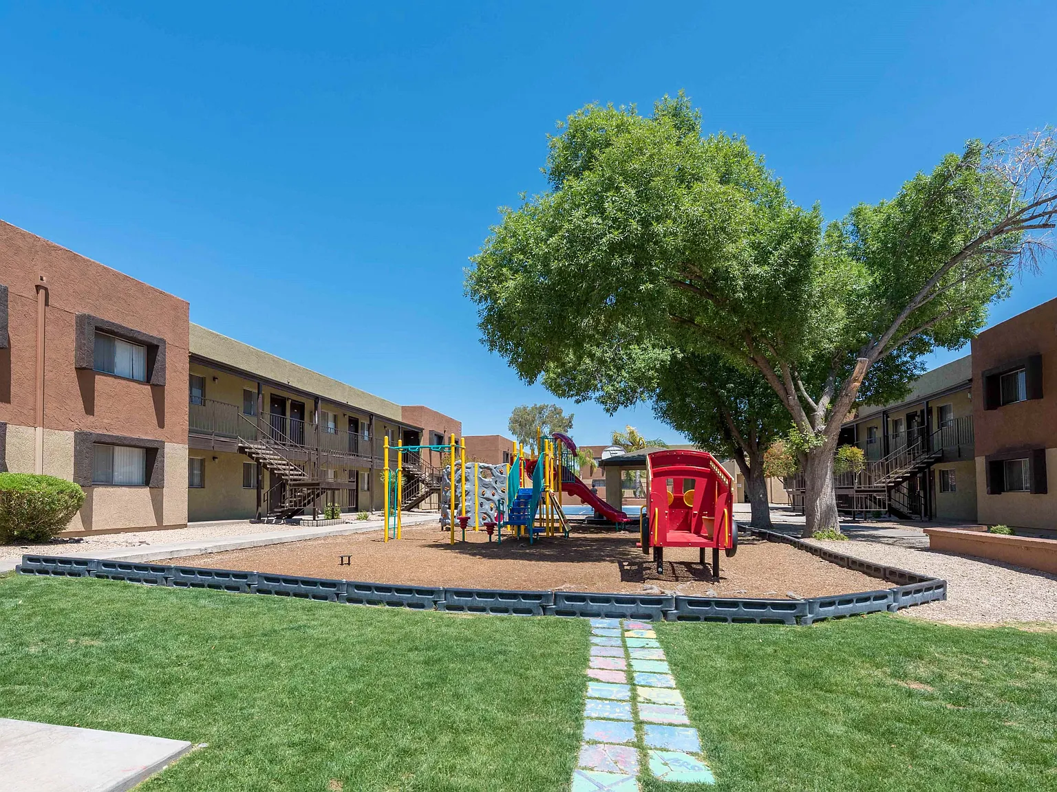 Santa Cruz Apartments — Photo 2
